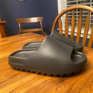 Size 11 yeezy slide onyx